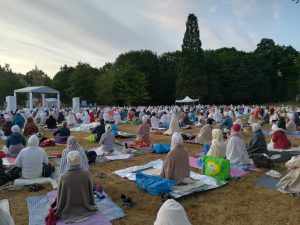 een veld vol yogi's tijdens de aquarian sadhana